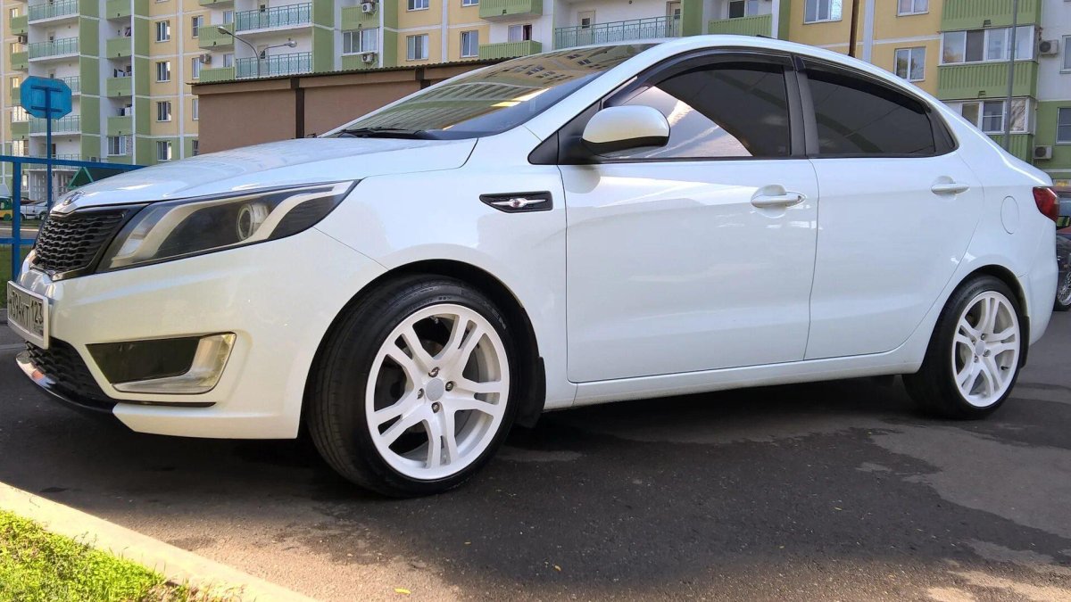 Киа Рио 2014 белая r17