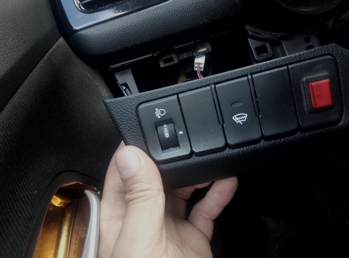 Kia Rio 2012 кнопка ESP