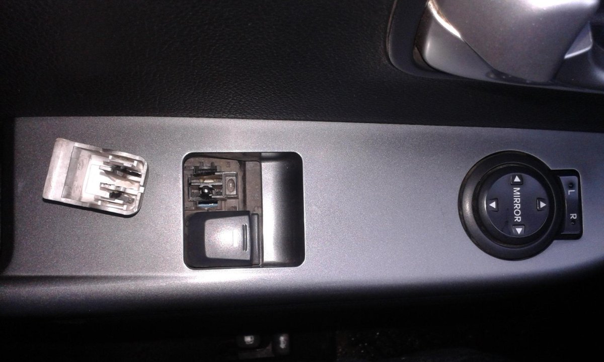 Кнопки стеклоподъёмников Киа Рио 3