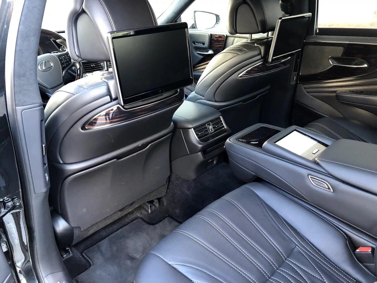 Лексус лс 500 2021 салон сзади