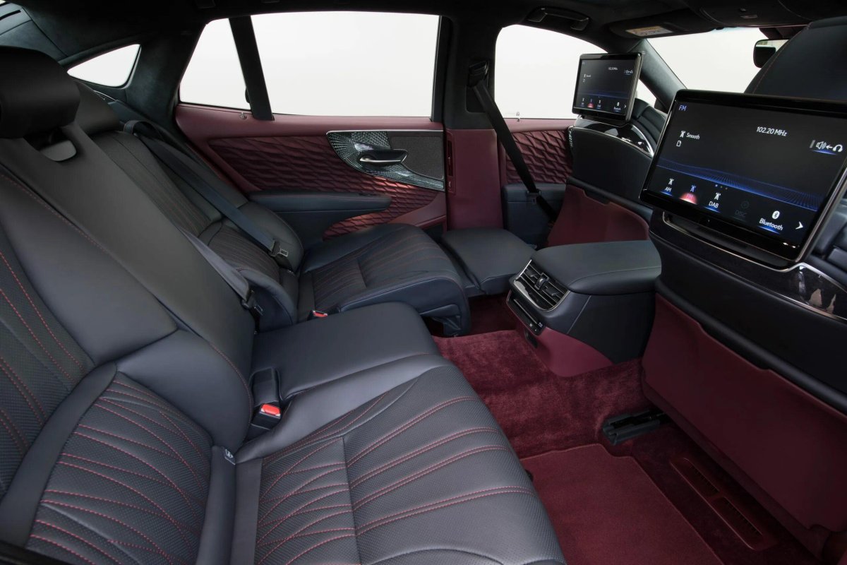 Lexus LS 500h салон