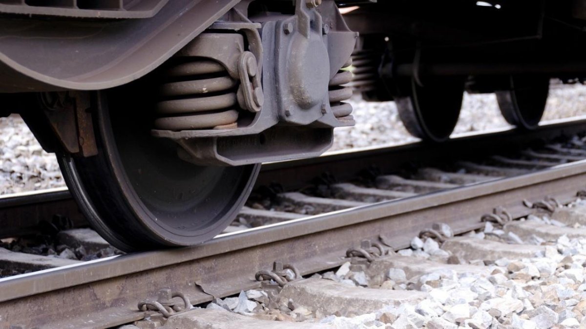 Железнодорожный вагон на колесах