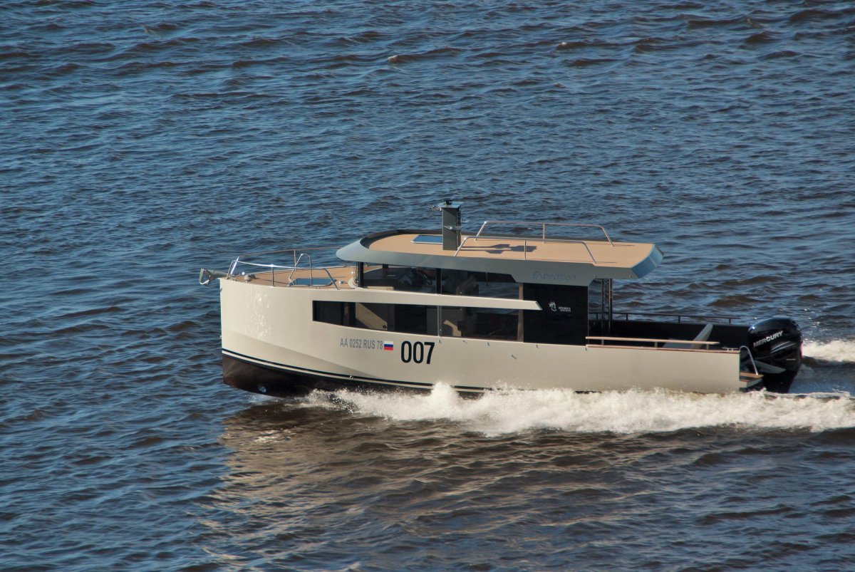 Водоизмещающий катер АМГ