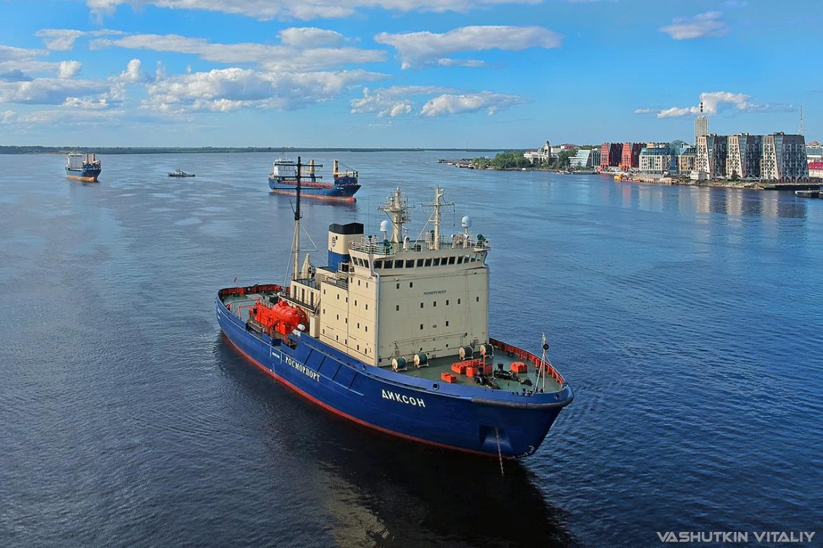 Теплоход Диксон