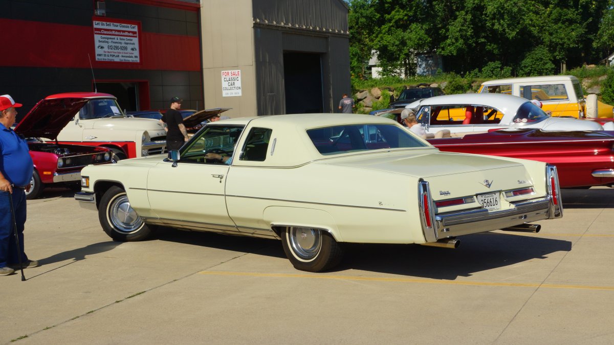 Cadillac Deville купе 1976