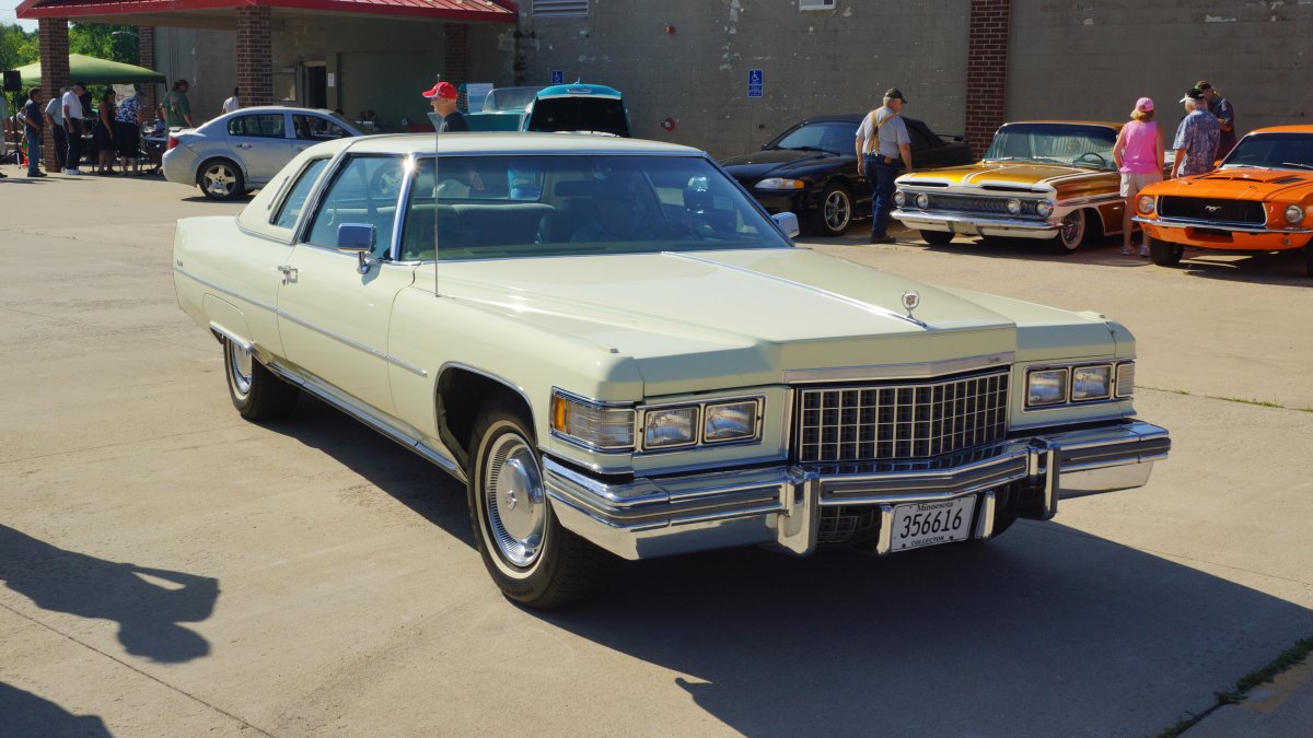 Cadillac Deville купе 1976