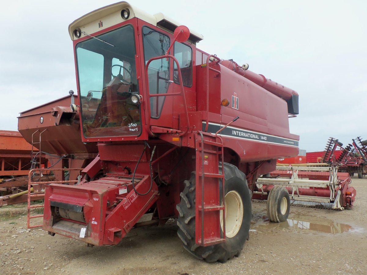 1995 Case-International 2166 Axiel-Flow combine