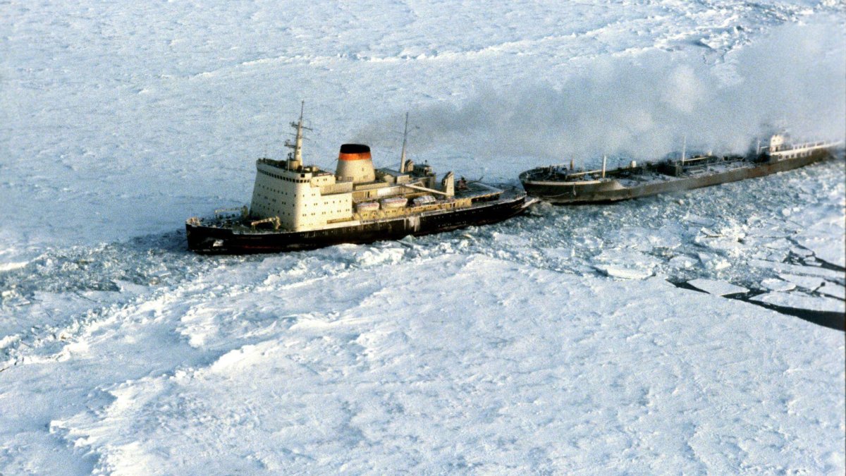 Буксировка ледоколом