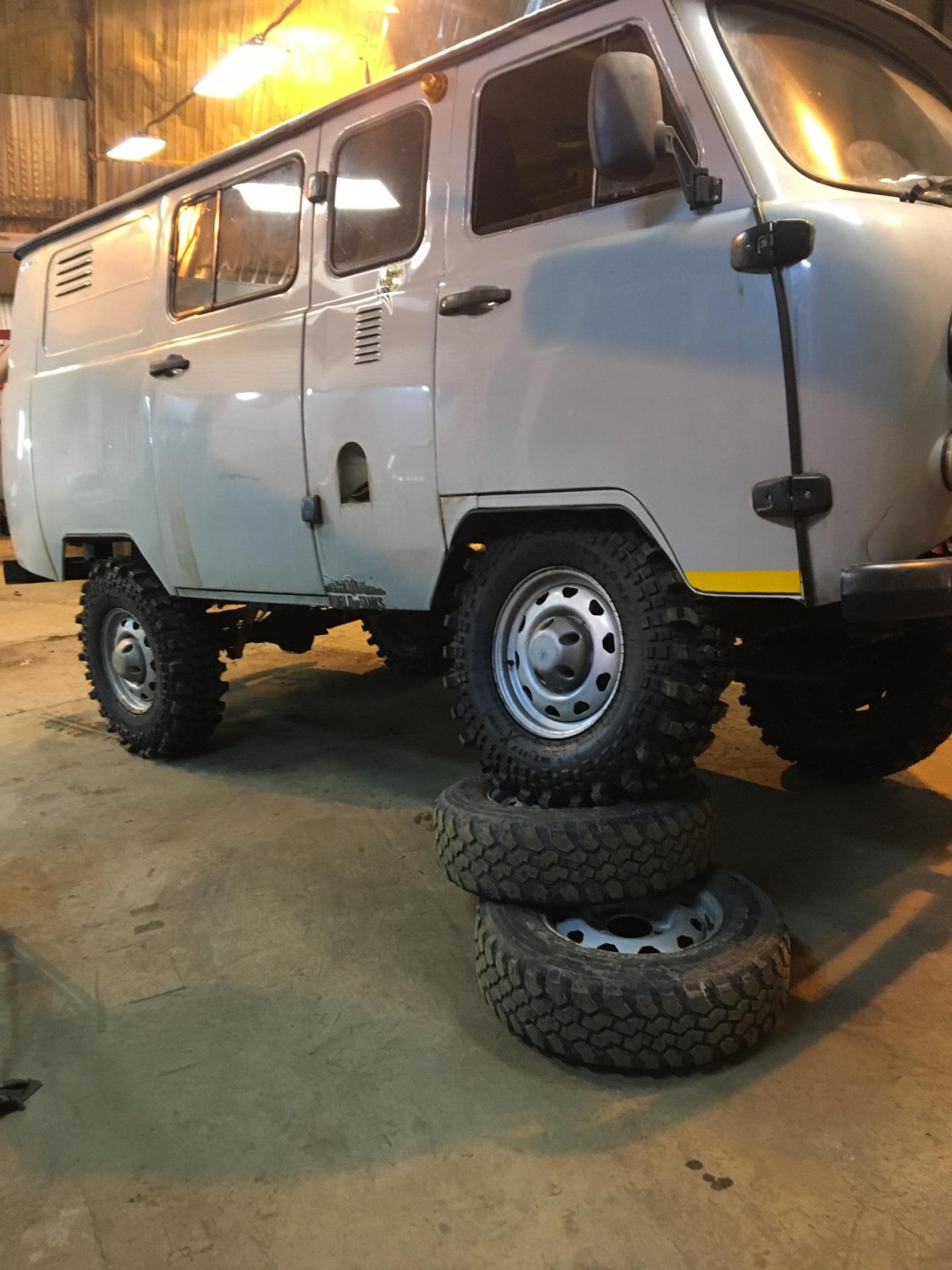 УАЗ Буханка на 31 колесах