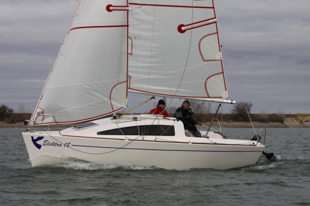 Парусная яхта Рикошет 550