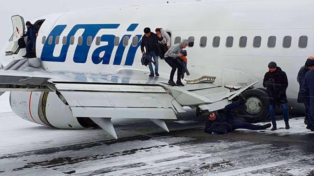 Самолёт Boeing 737 500 ЮТЭЙР