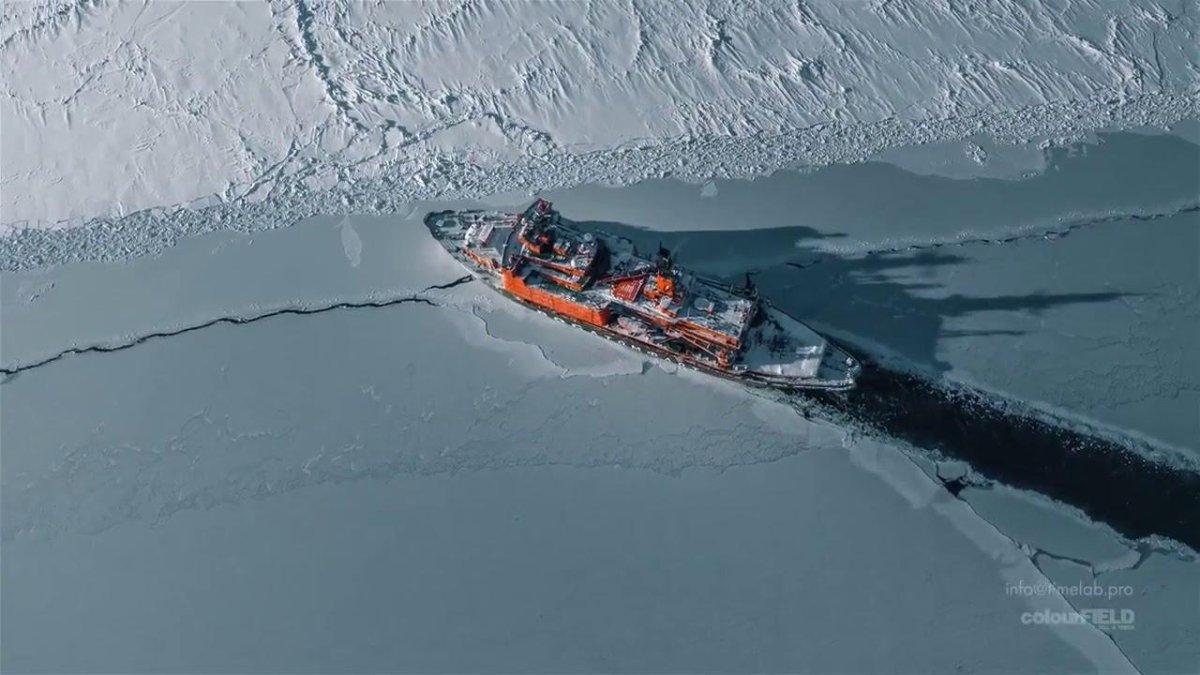 Ледокол разбивает лед