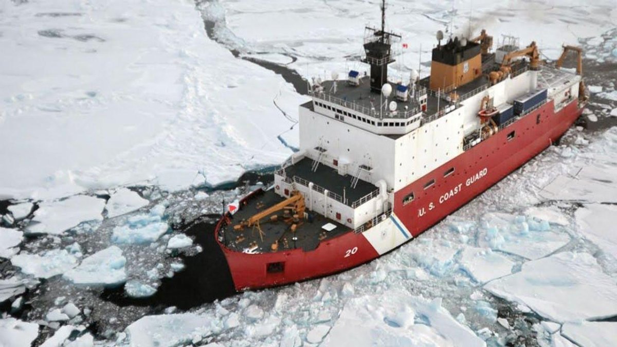 Ледокол ломает лед