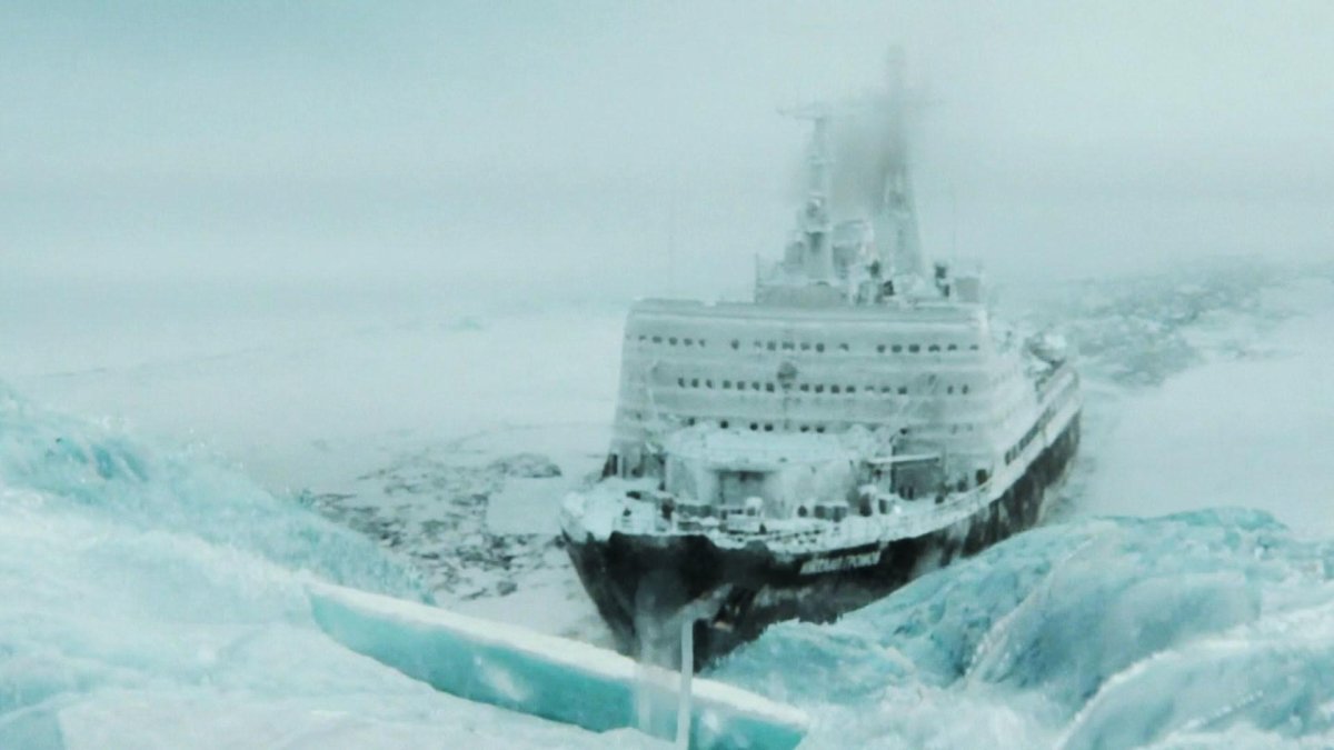 Ледокол колет лед