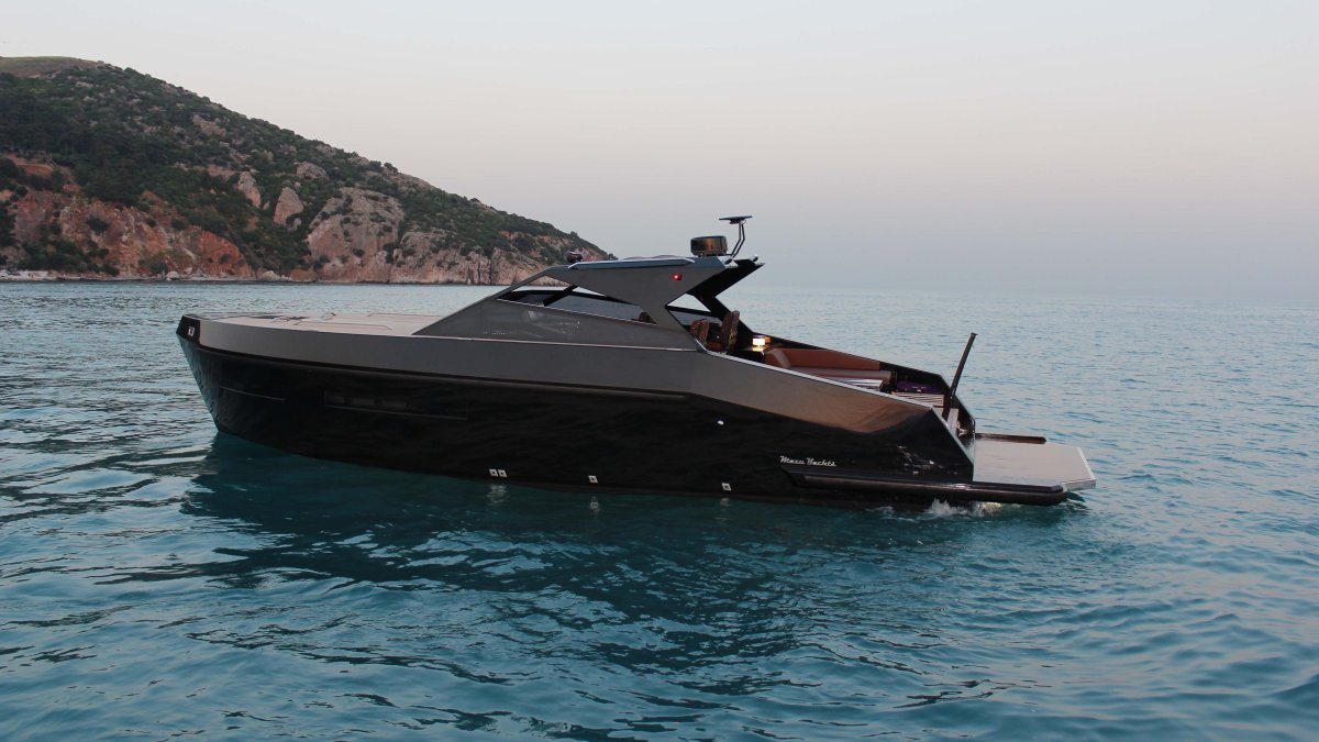 Стильный катер