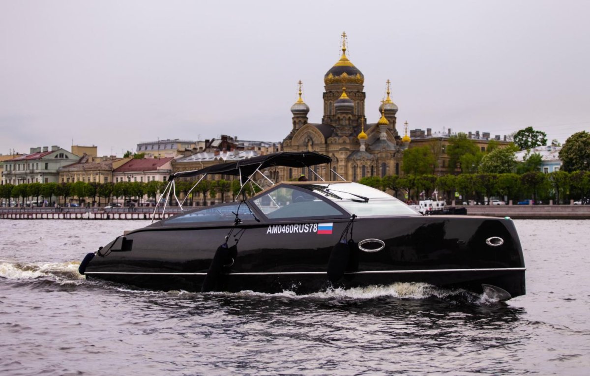 Cruiser 33 Intelligent Black Boat