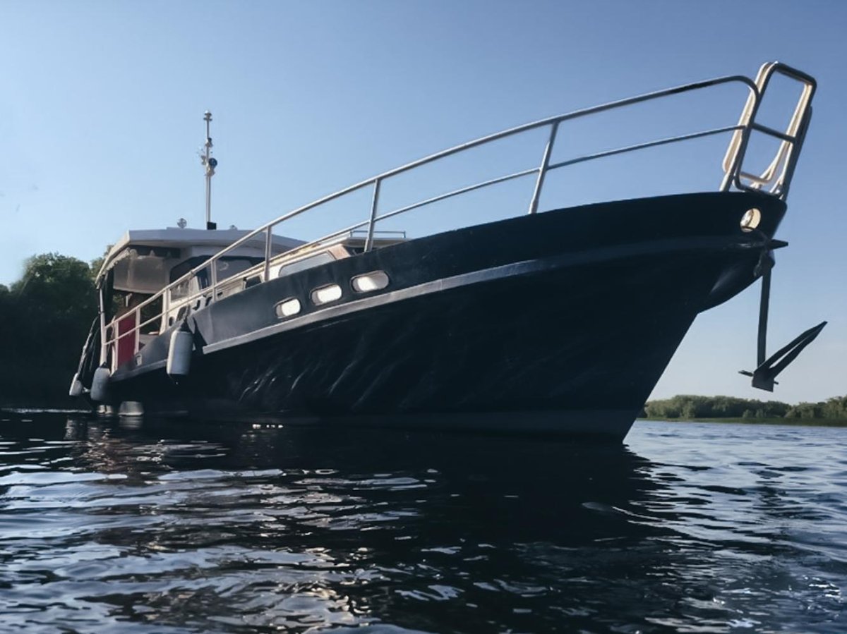 Моторная яхта черная