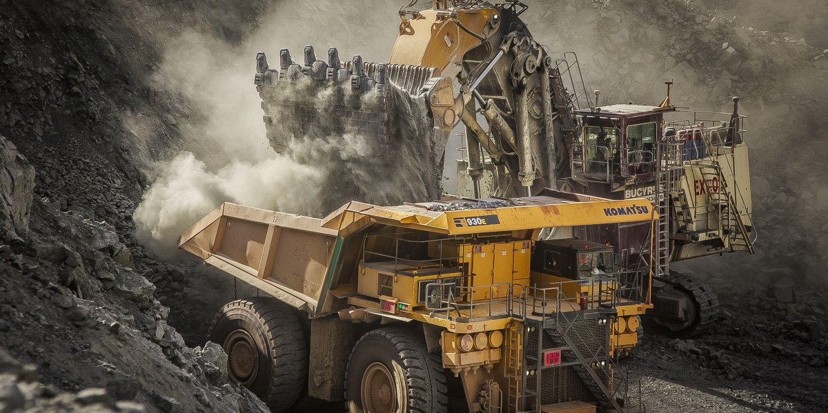 Коматсу карьерный самосвал