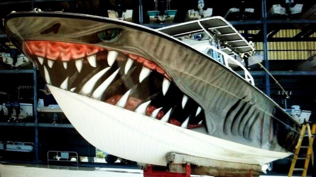 Пасть акулы на лодке