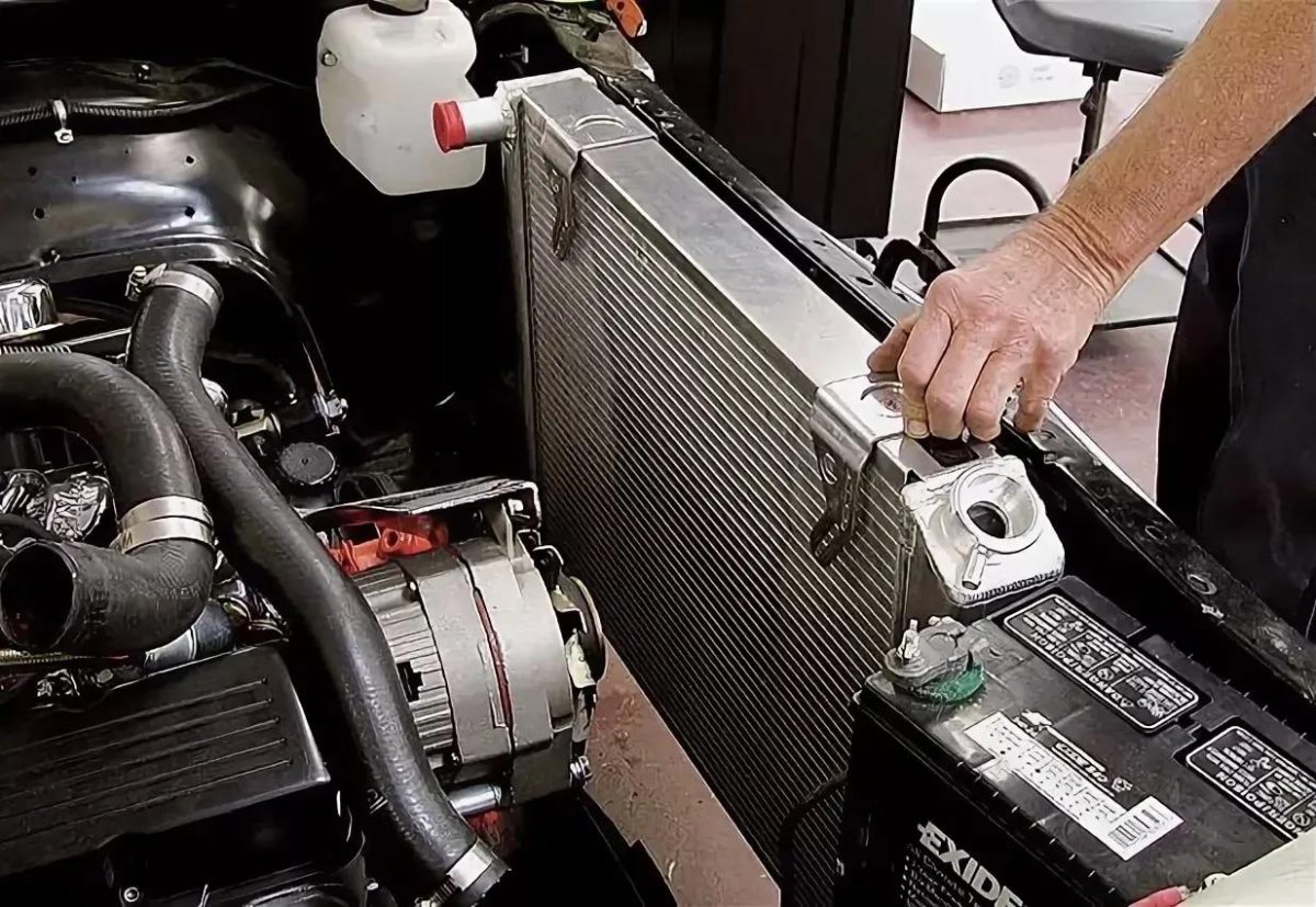 Радиатор охлаждения двигателя на машине