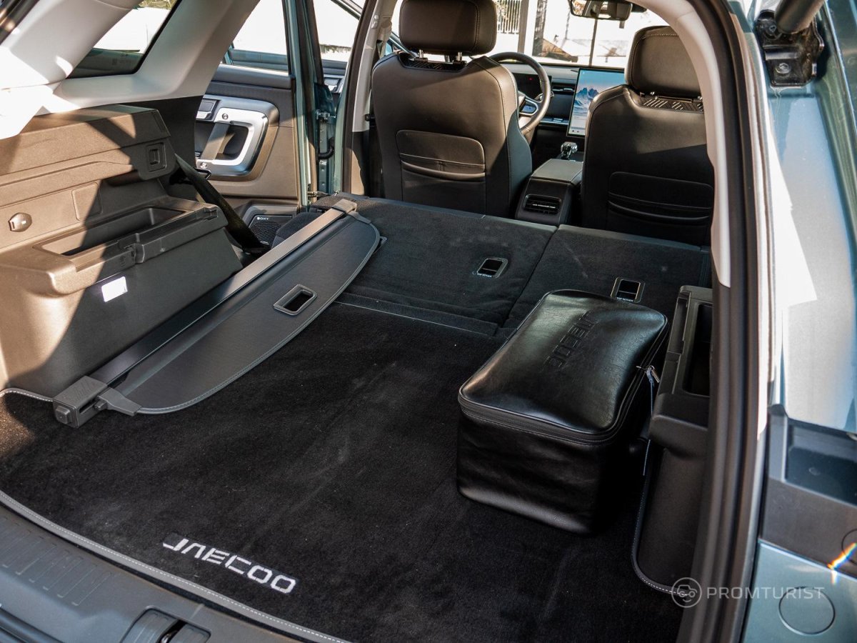 Автомобиль китайский jaecoo зад