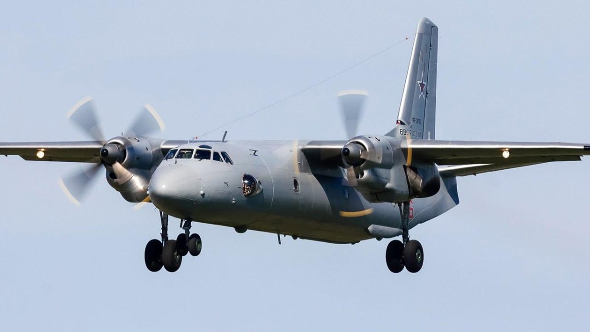 АН-26 военно-транспортный самолёт