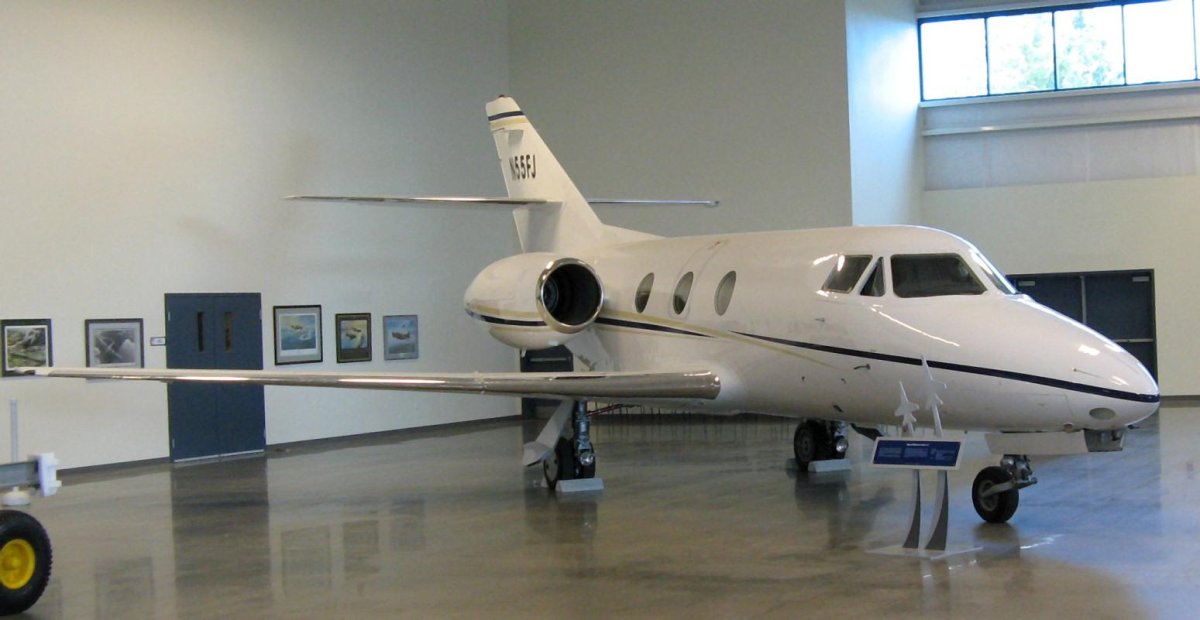 Самолет Falcon 10