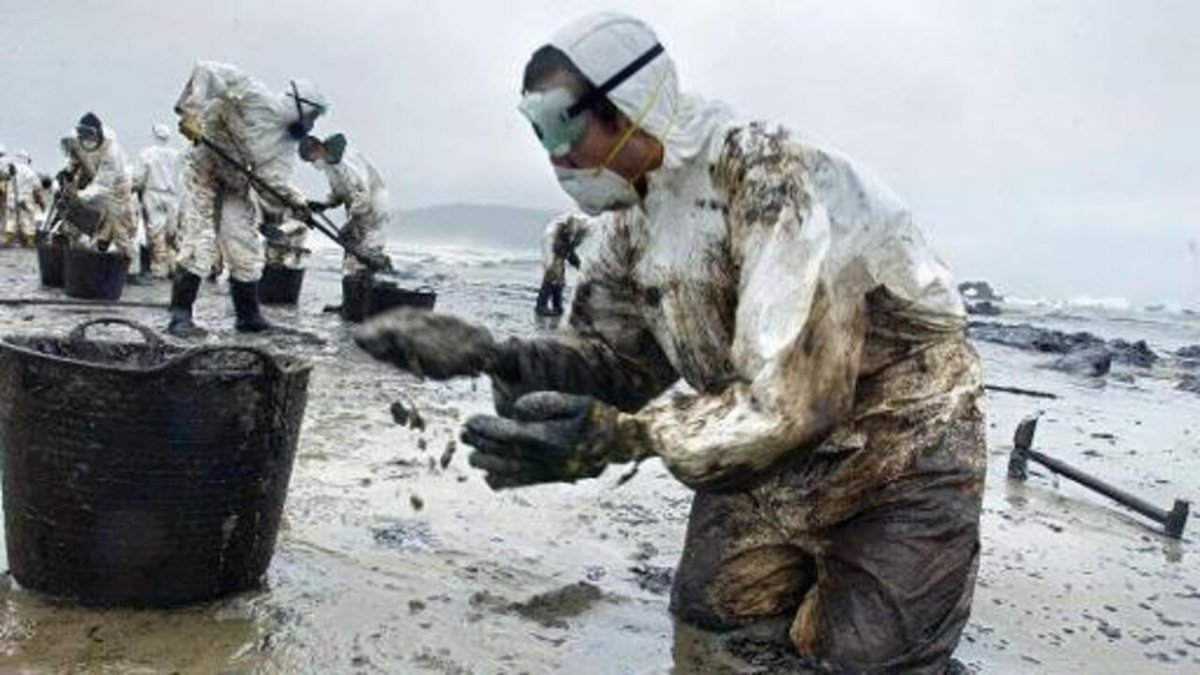 Утечка нефтепродуктов из танкера «Престиж»