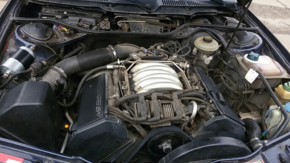 Ауди 100 подкапотное пространство