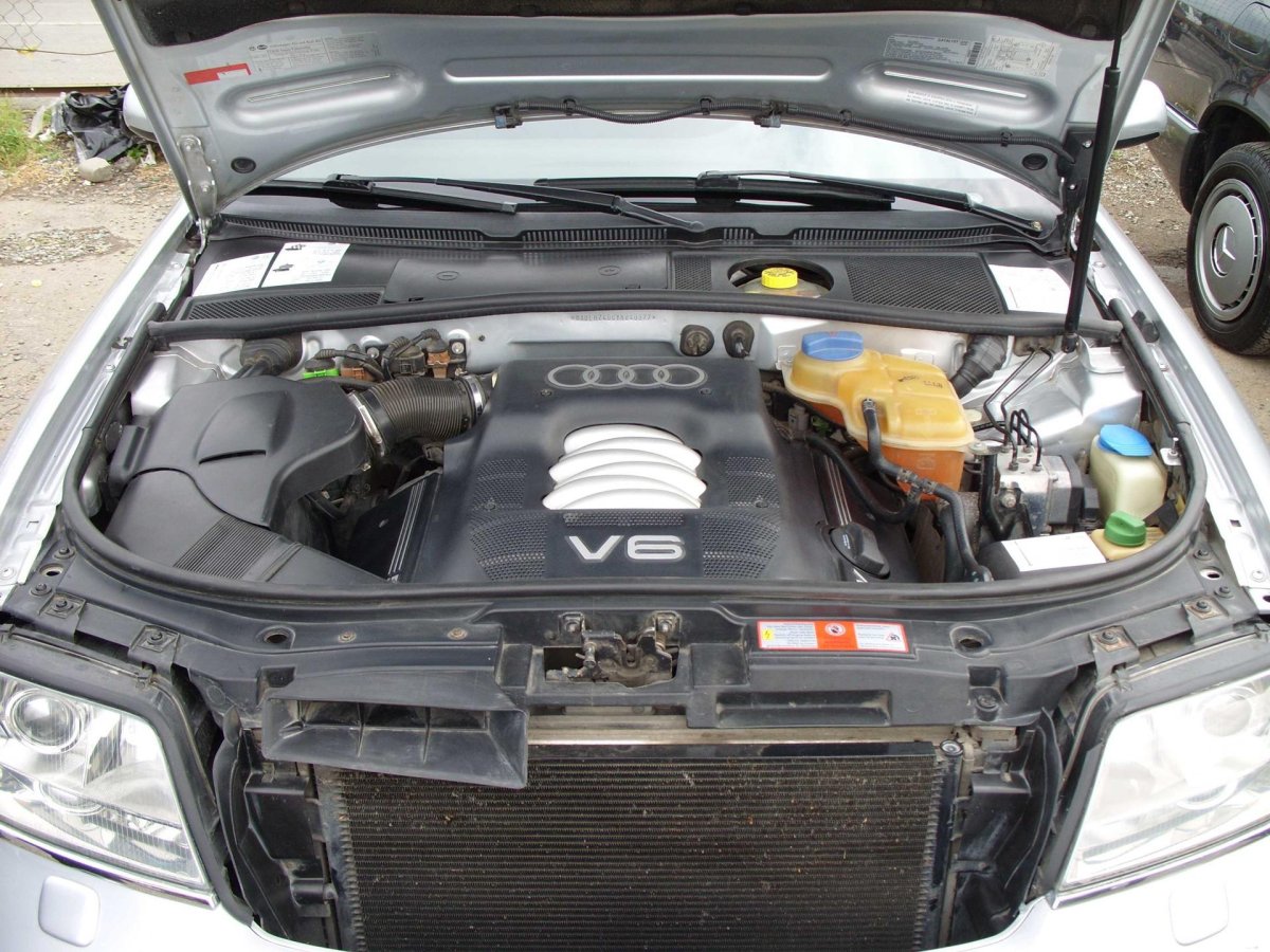 Открытый капот Ауди а6