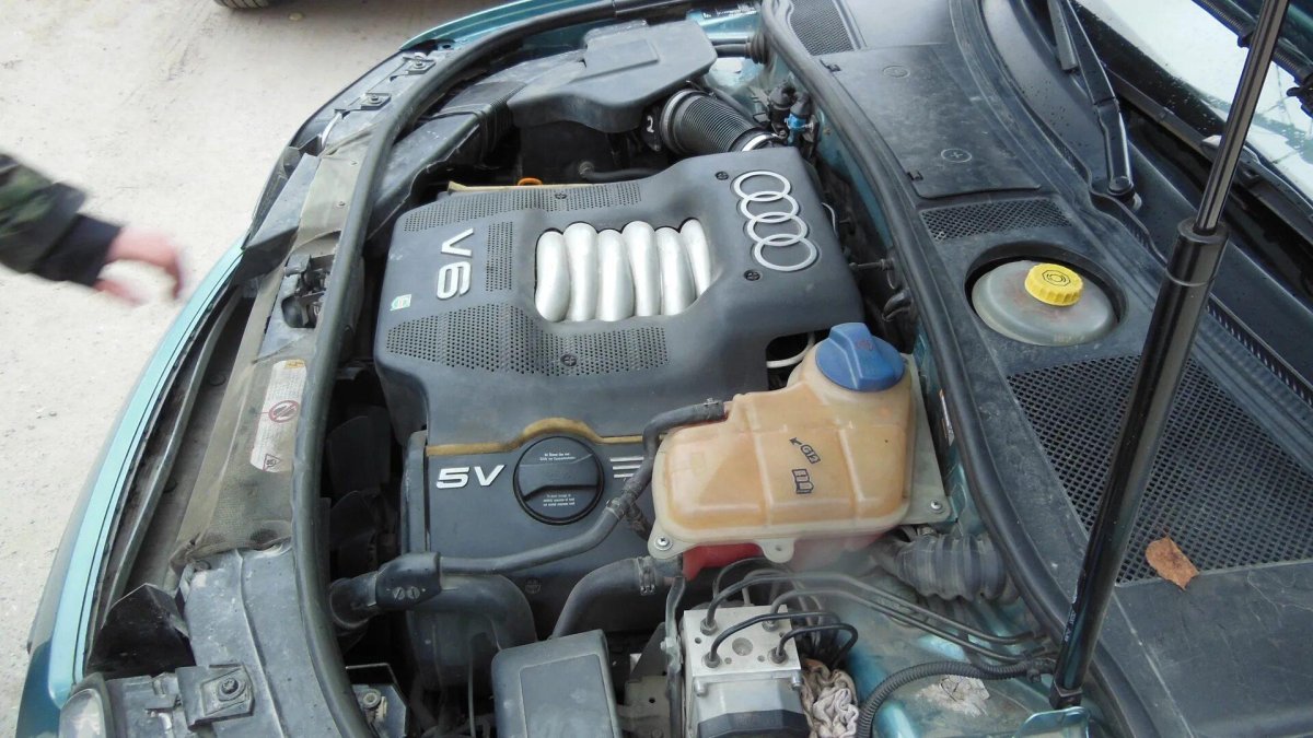 Подкапотное пространство Ауди а6 с5