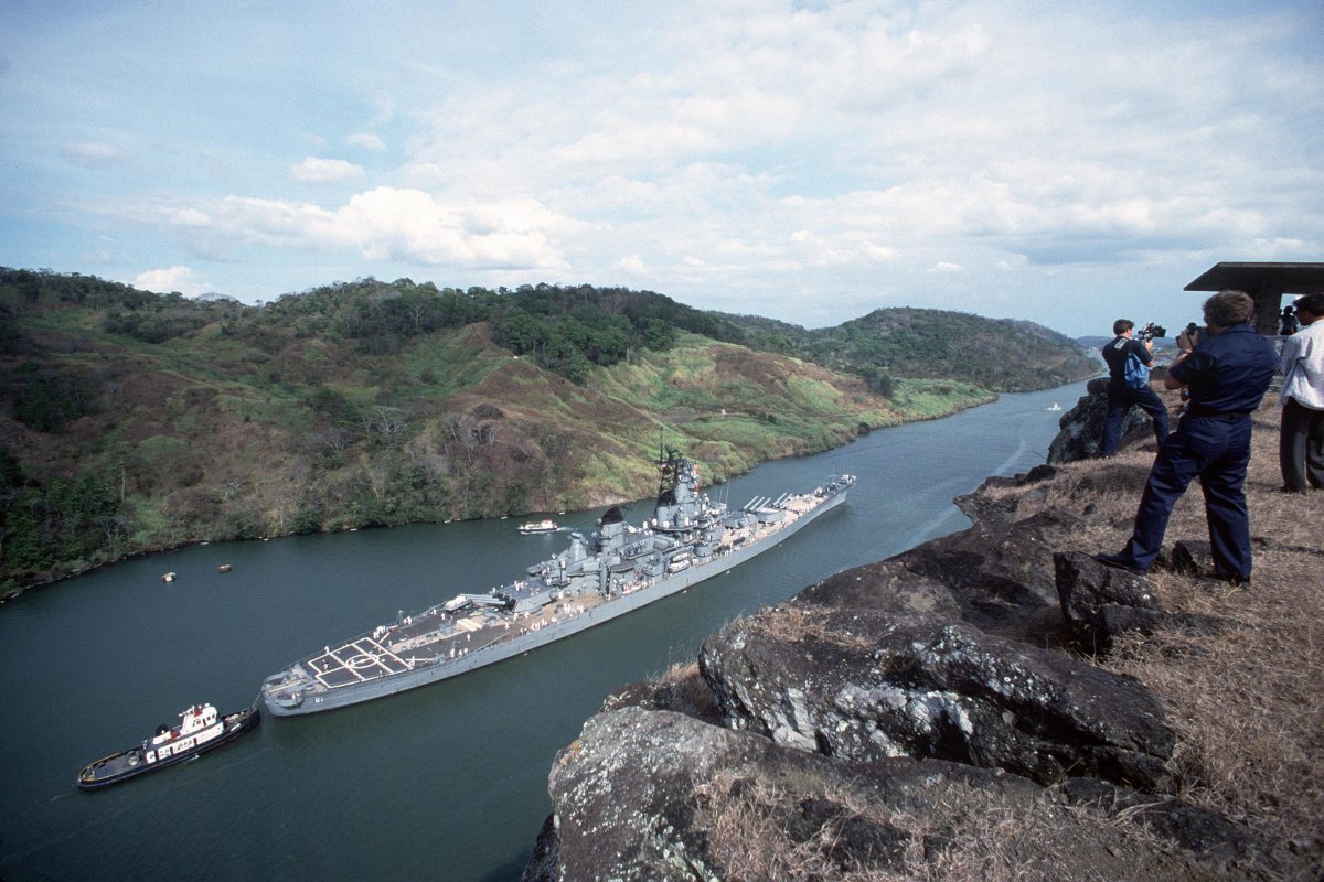 Линкор Айова в панамском канале