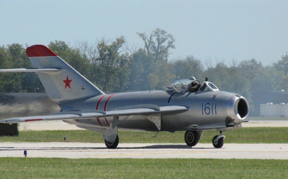 Самолет миг 17