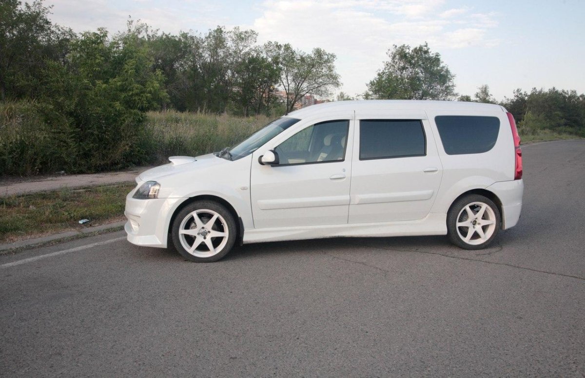 Лада Ларгус белый тюнинговый