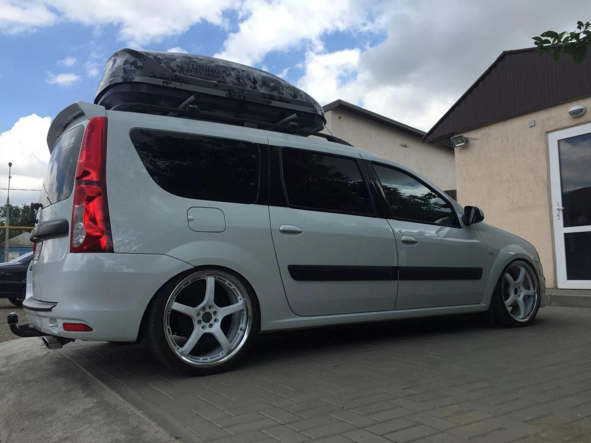Lada Largus stance