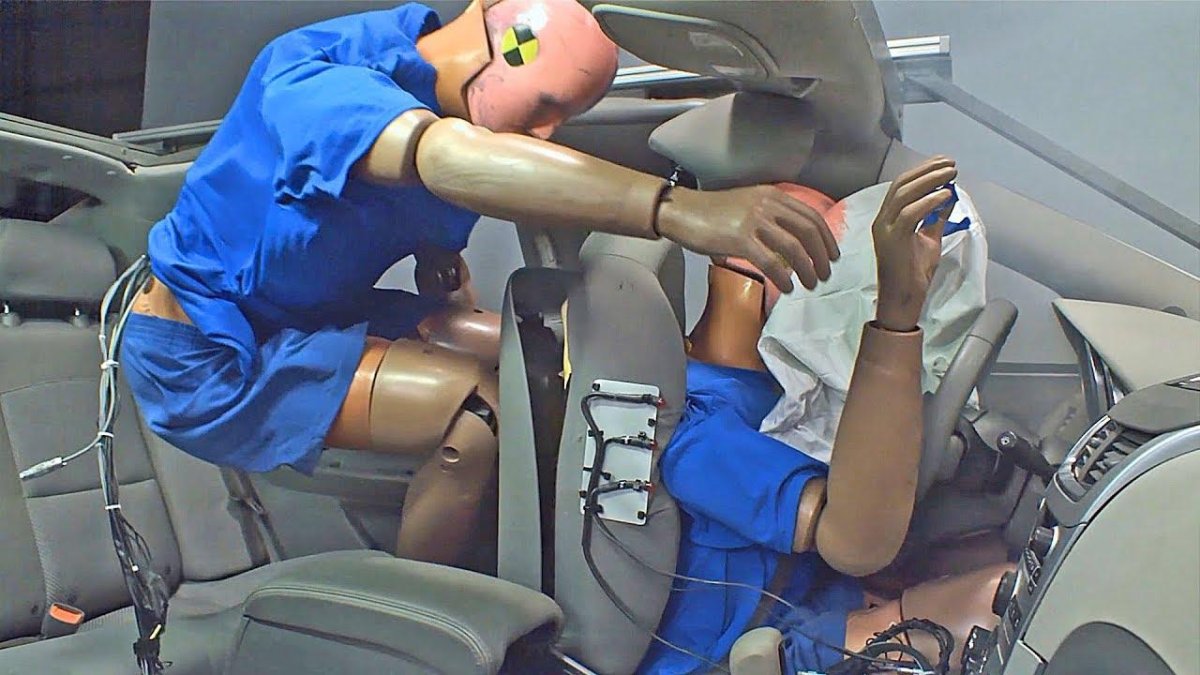 Непристегнутый пассажир на заднем сидении