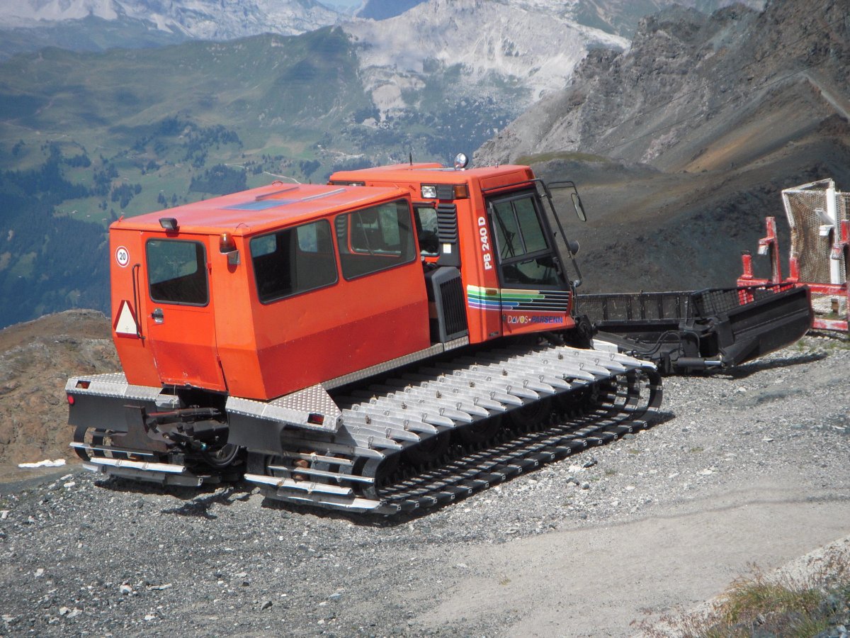 Снежный трактор ратрак