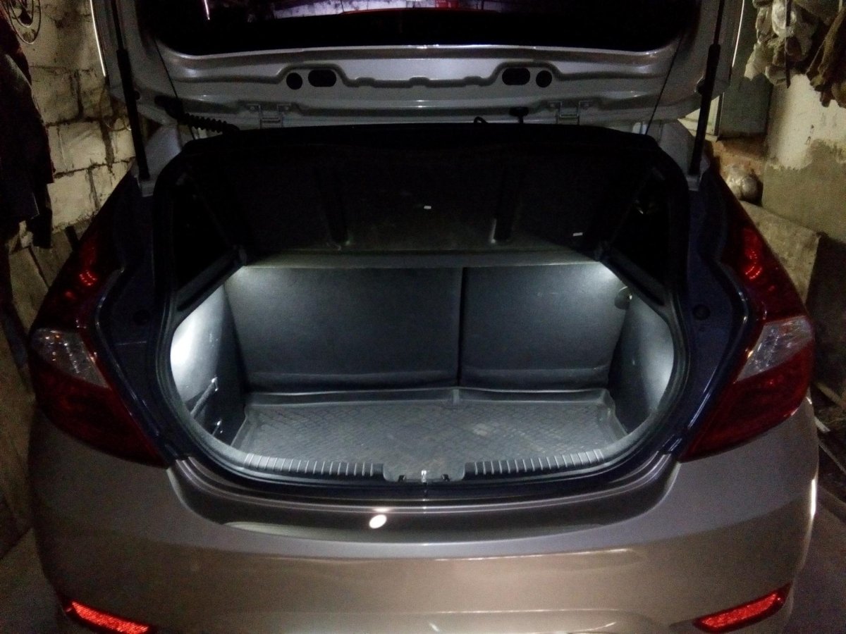 Hyundai Solaris 2011 хэтчбек багажник