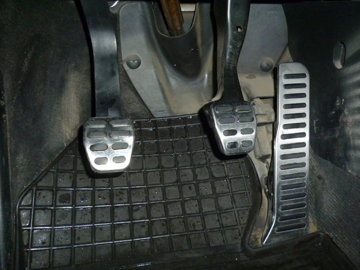 Шкода Рапид педали