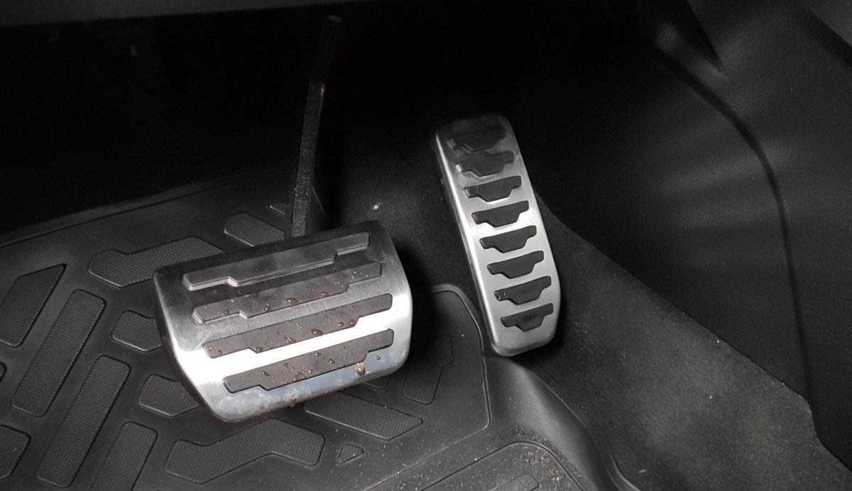 Ленд Ровер Дискавери расположение педалей