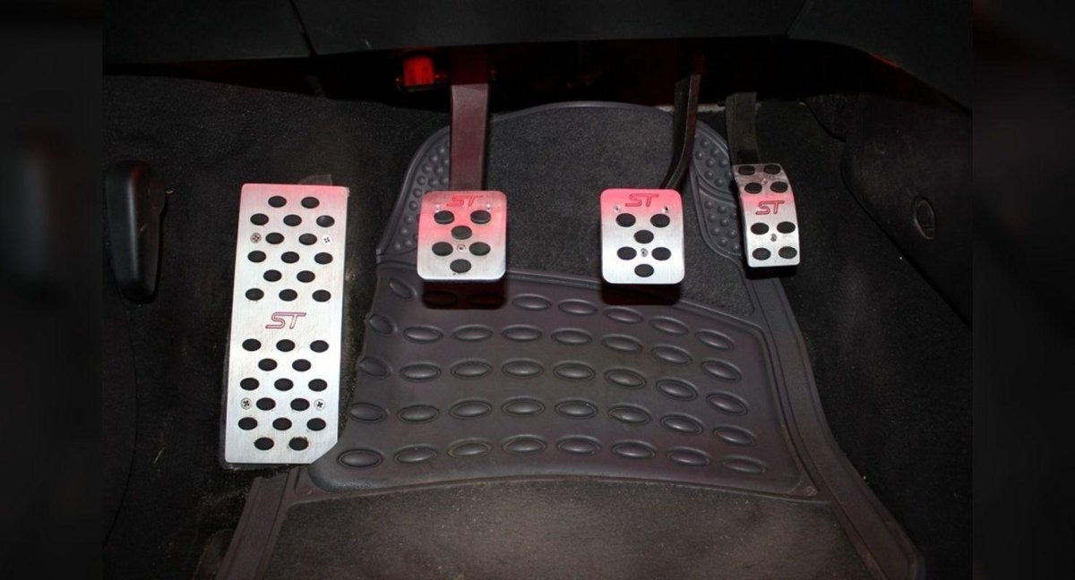 2 Педали тормоз и ГАЗ