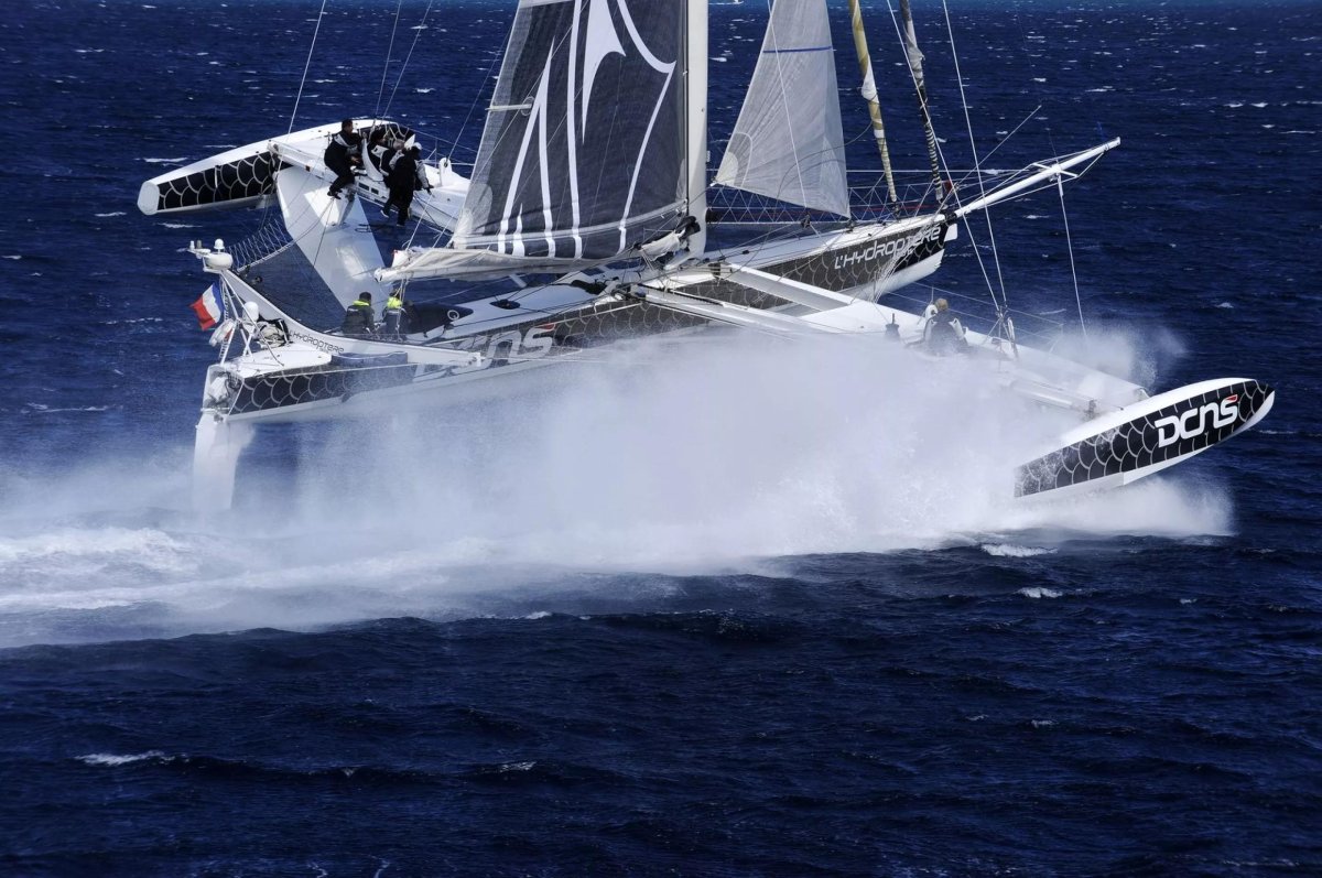 Парусная яхта тримаран