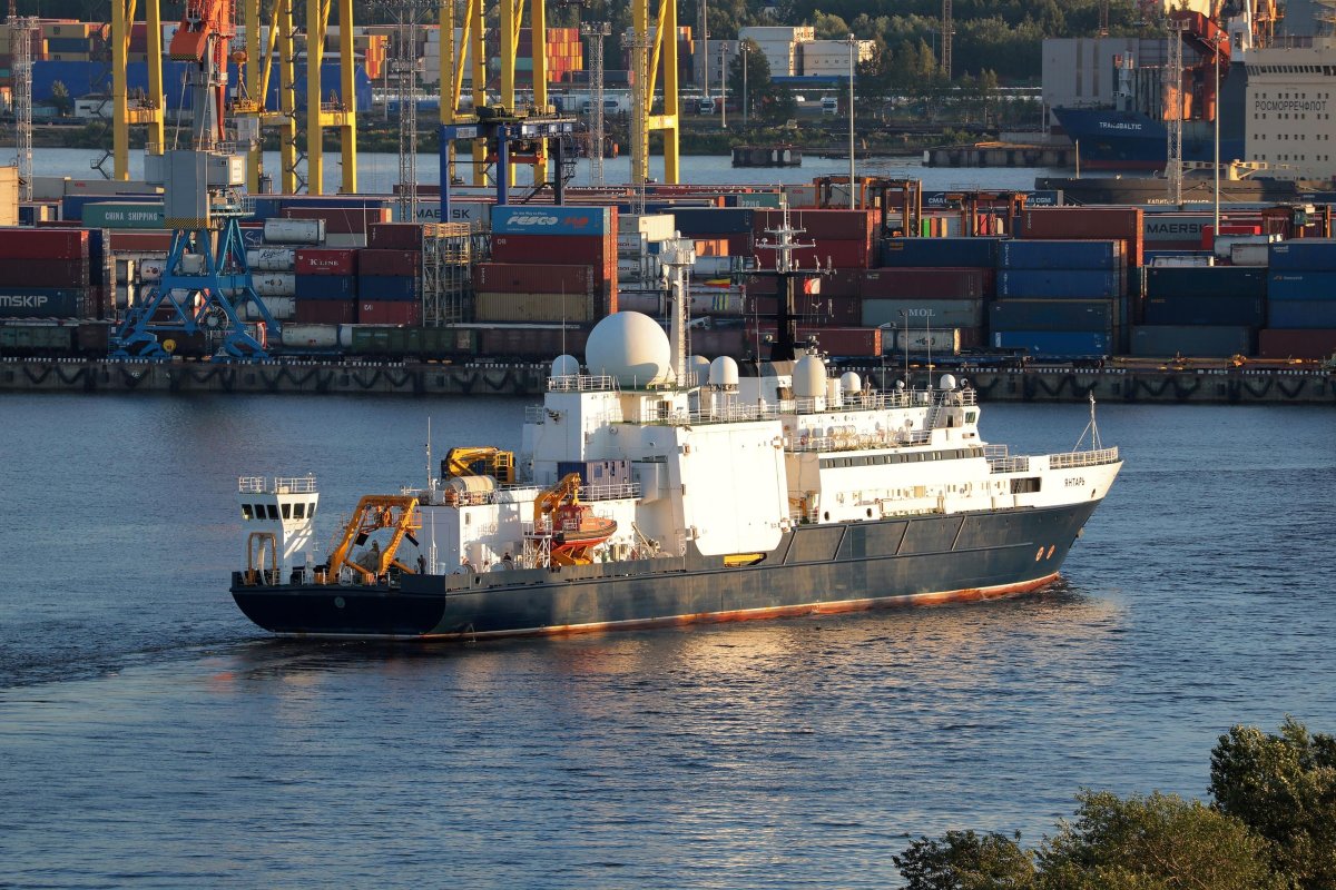 Океанографическое исследовательское судно янтарь пр 22010