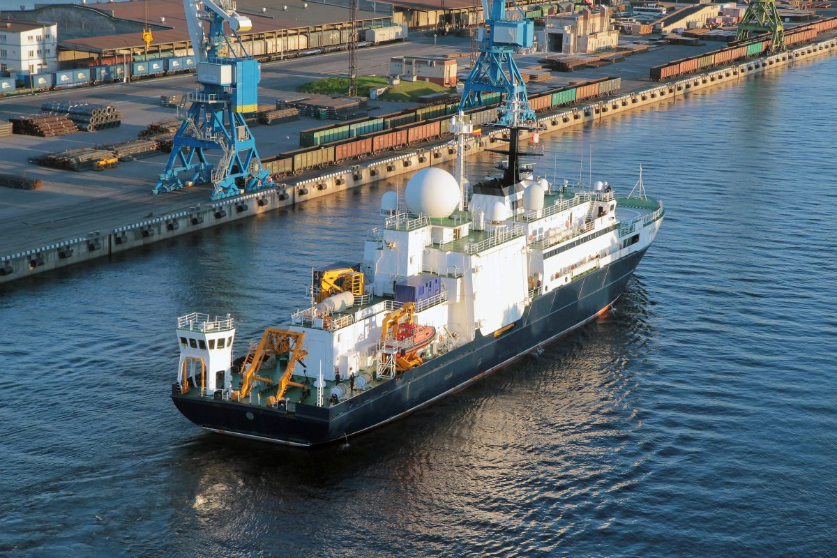 Исследовательское судно янтарь проекта 22010