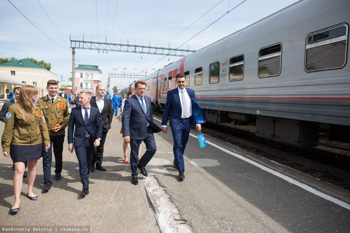 Проводник на перроне