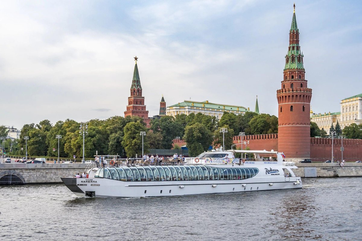 Корабль Рэдиссон Москва река