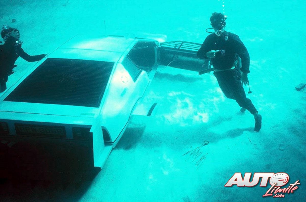 Автомобиль Джеймса Бонда амфибия