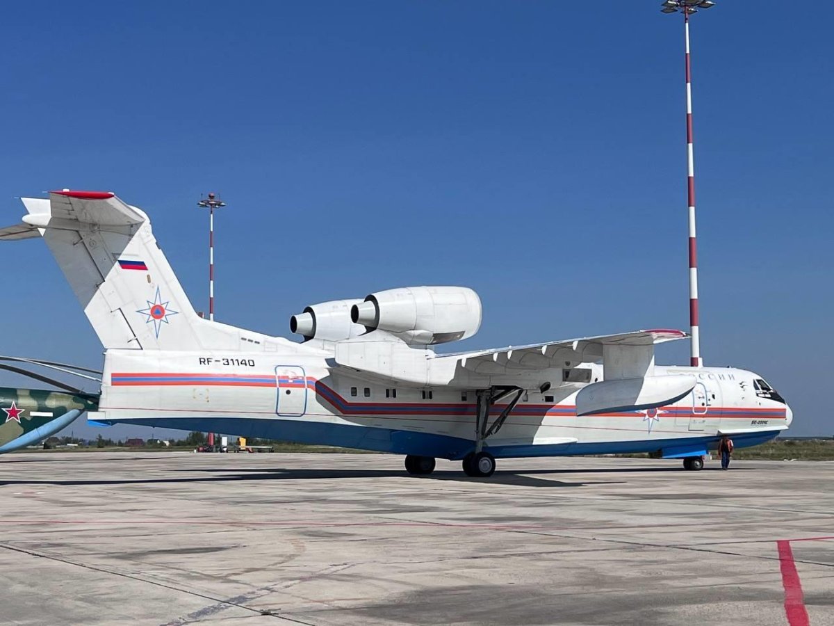 Самолет МЧС России бе 200