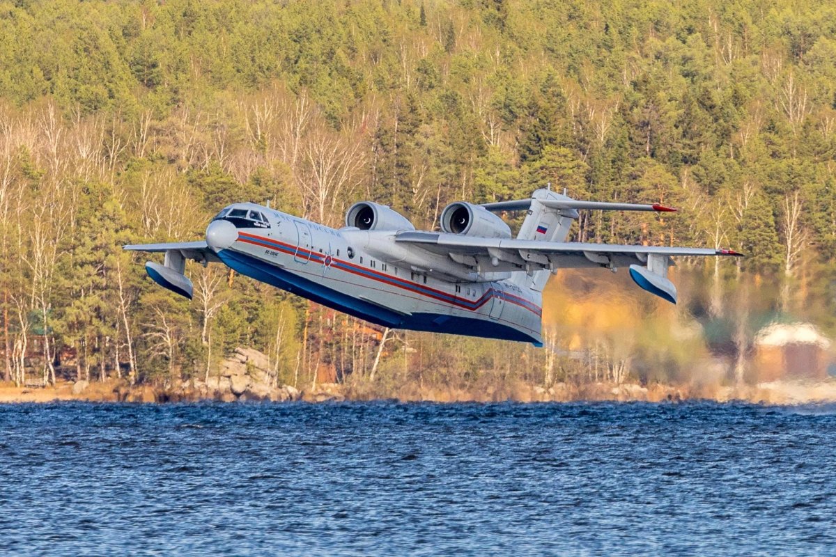 Самолет МЧС России бе 200