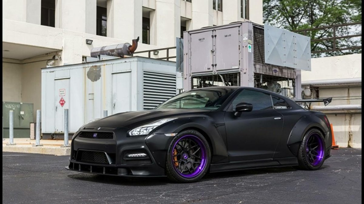 Nissan Skyline r35 GTR фиолетовый